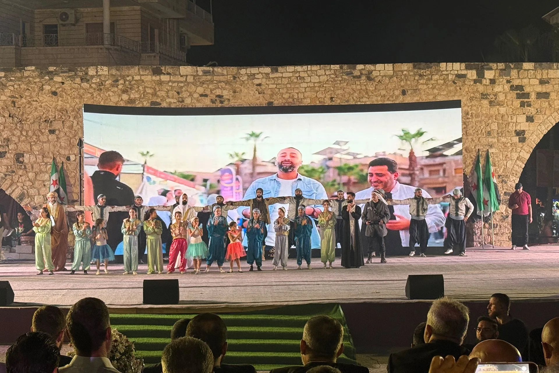 مهرجان ربيع حماة يجمع مئات الفعاليات حول القلعة الأثرية