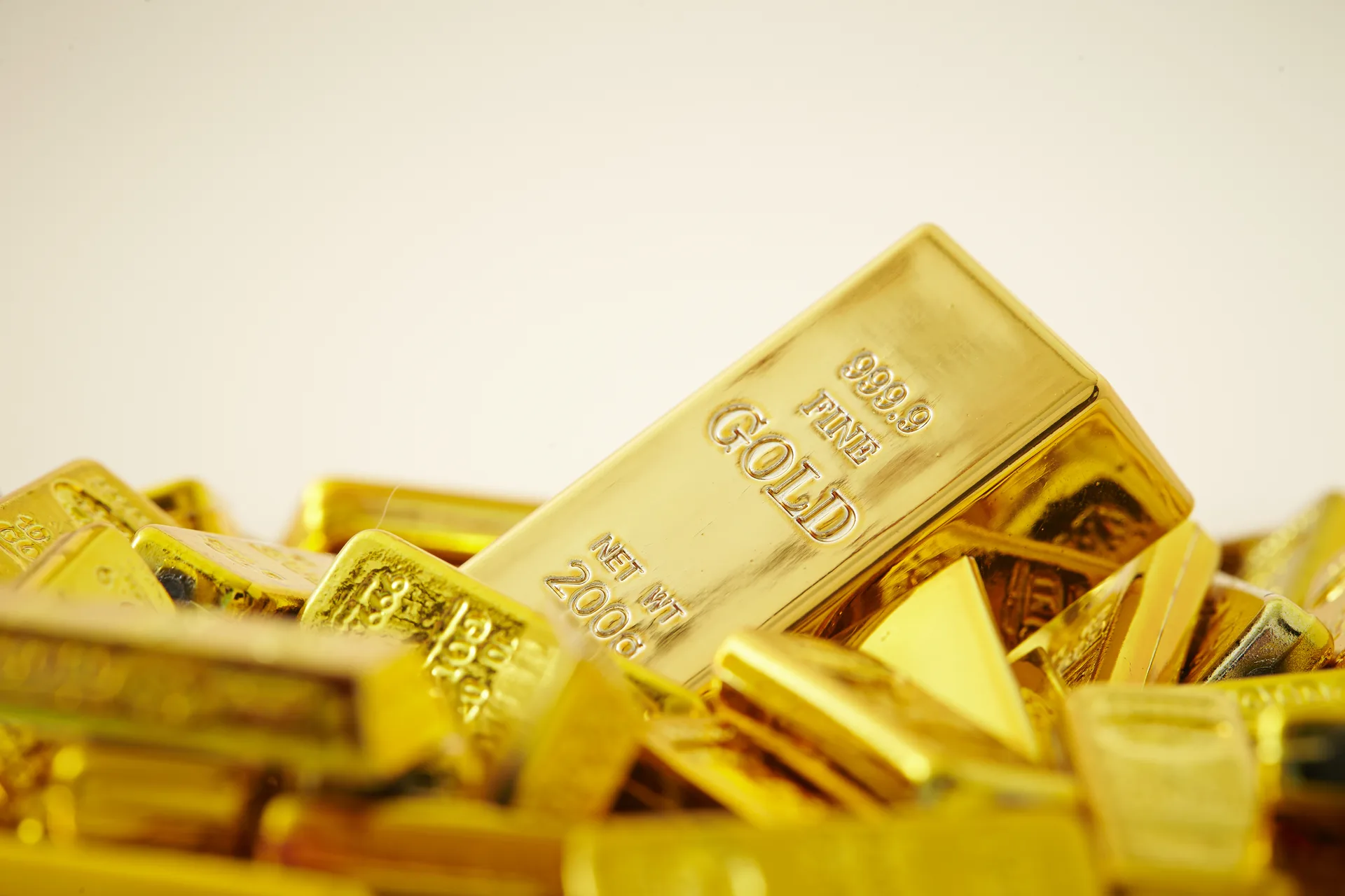 الذهب يهبط 0.8 بالمئة إلى أدنى مستوى منذ نحو أسبوعين
