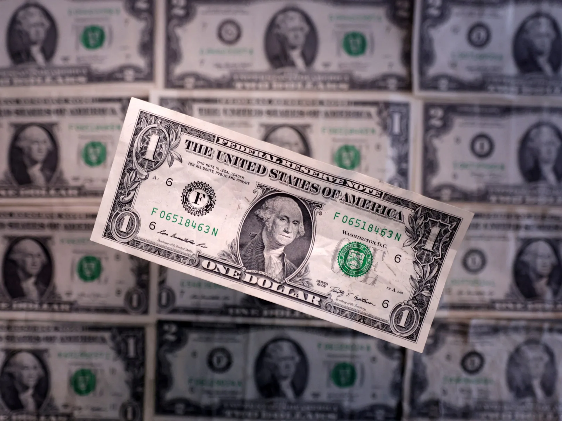حصة الدولار في احتياطيات البنوك المركزية تهبط من 70% إلى 56%
