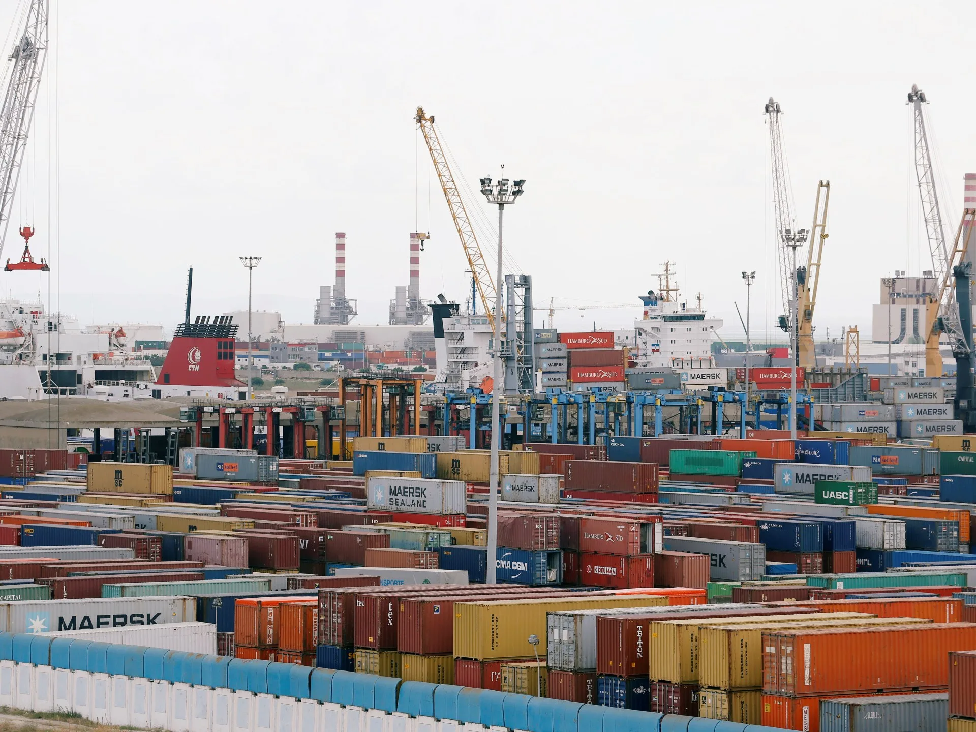 التبادل التجاري بين تونس والجزائر يرتفع 166% إلى 2.76 مليار دولار