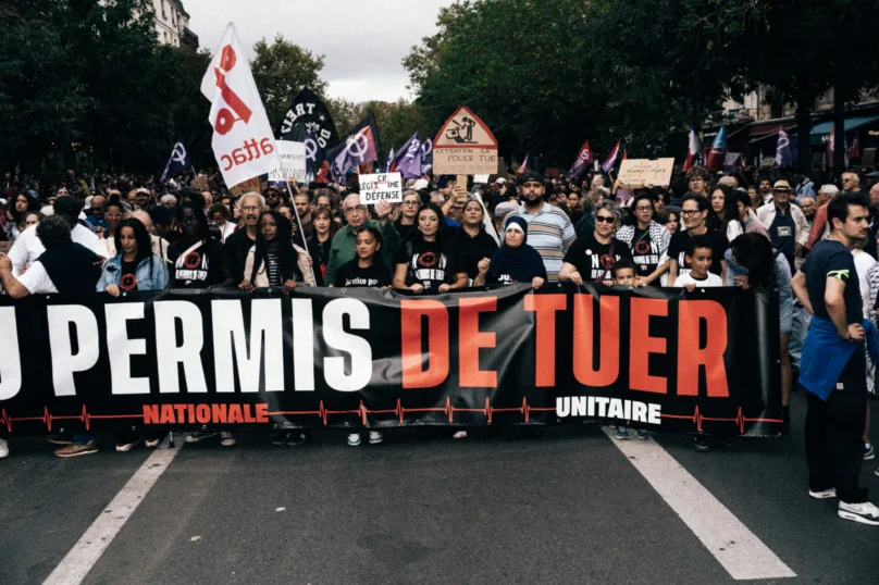 عشرات الآلاف يتظاهرون في فرنسا ضد قانون استخدام الشرطة للسلاح