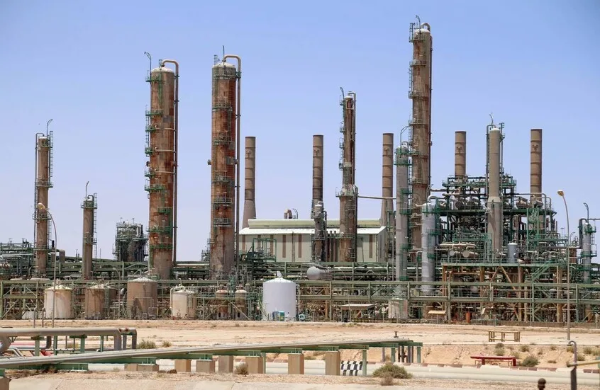 النفط الليبية: إغلاق خط الشرارة يفقد الإنتاج نحو 130 ألف برميل يوميا ويهدد بإعلان القوة القاهرة