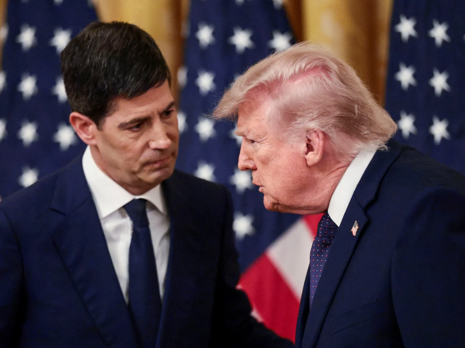 La Fed relève ses taux de 25 points de base, Trump critique la décision tout en renouvelant sa confiance à Warsh