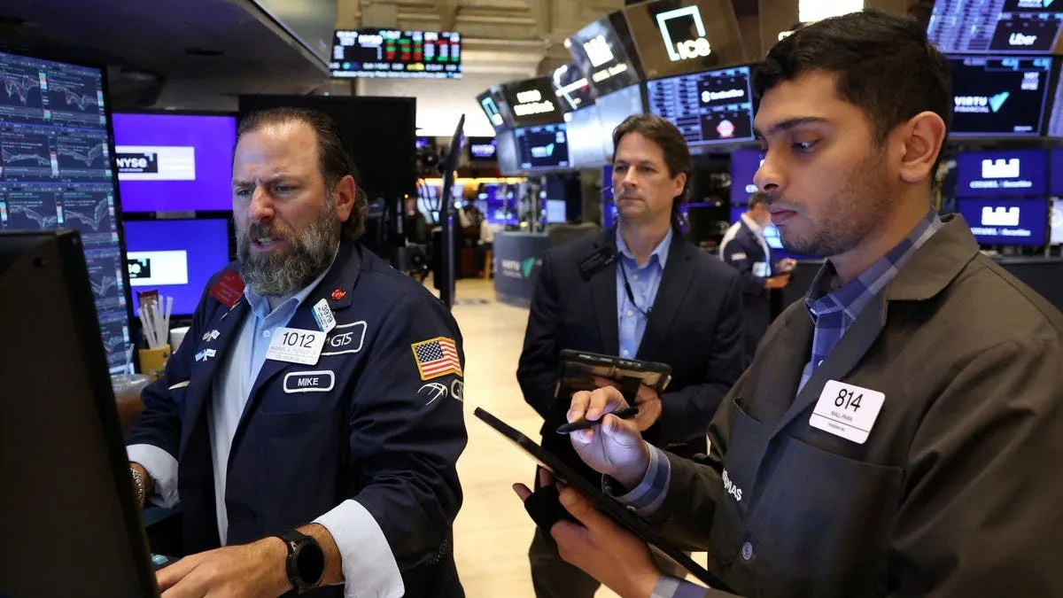 La Fed relève ses taux et le dollar grimpe de 0,6 % tandis que les actions américaines reculent