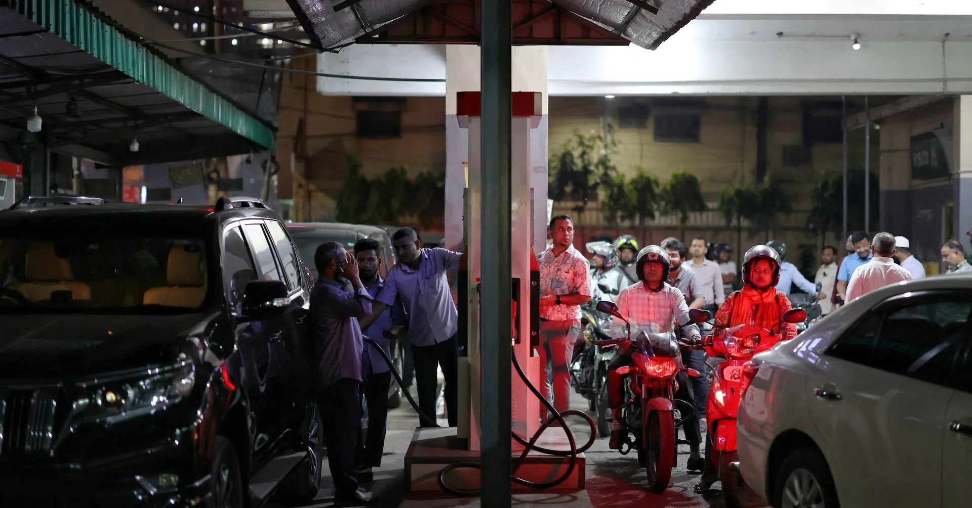 Le Bangladesh augmente les prix des carburants de 20 takas par litre, jusqu’à 17,4 %