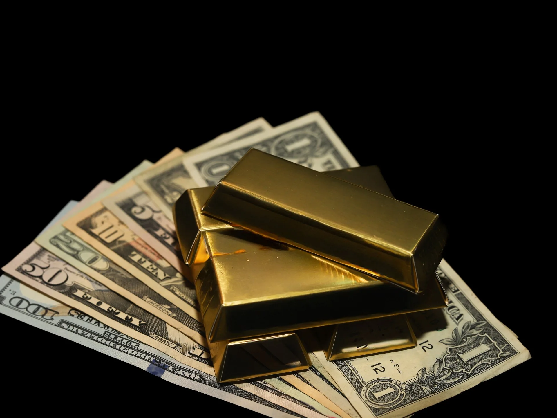 الذهب يرتد والدولار يتماسك والأسهم العالمية تحاول التقاط أنفاسها