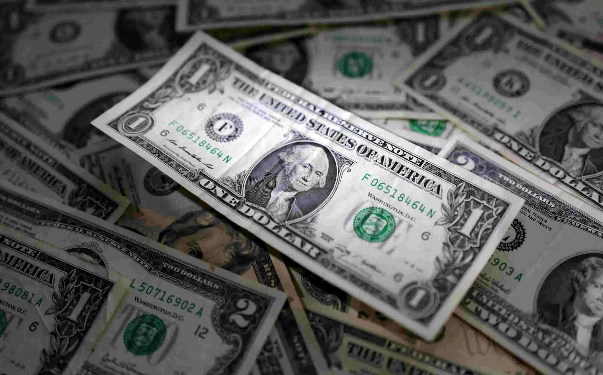 Le dollar progresse, les paris sur une hausse des taux américains se renforçant
