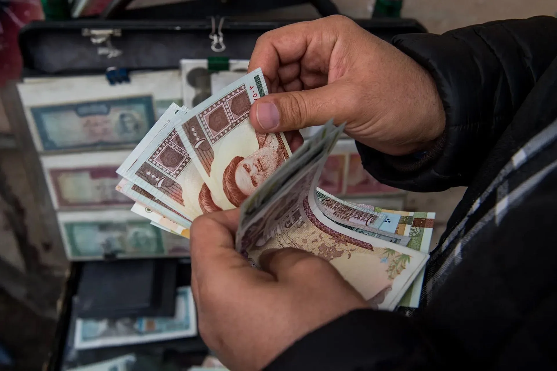الريال الإيراني يهوي إلى قاع جديد رغم ضخ ملياري دولار لدعم العملة