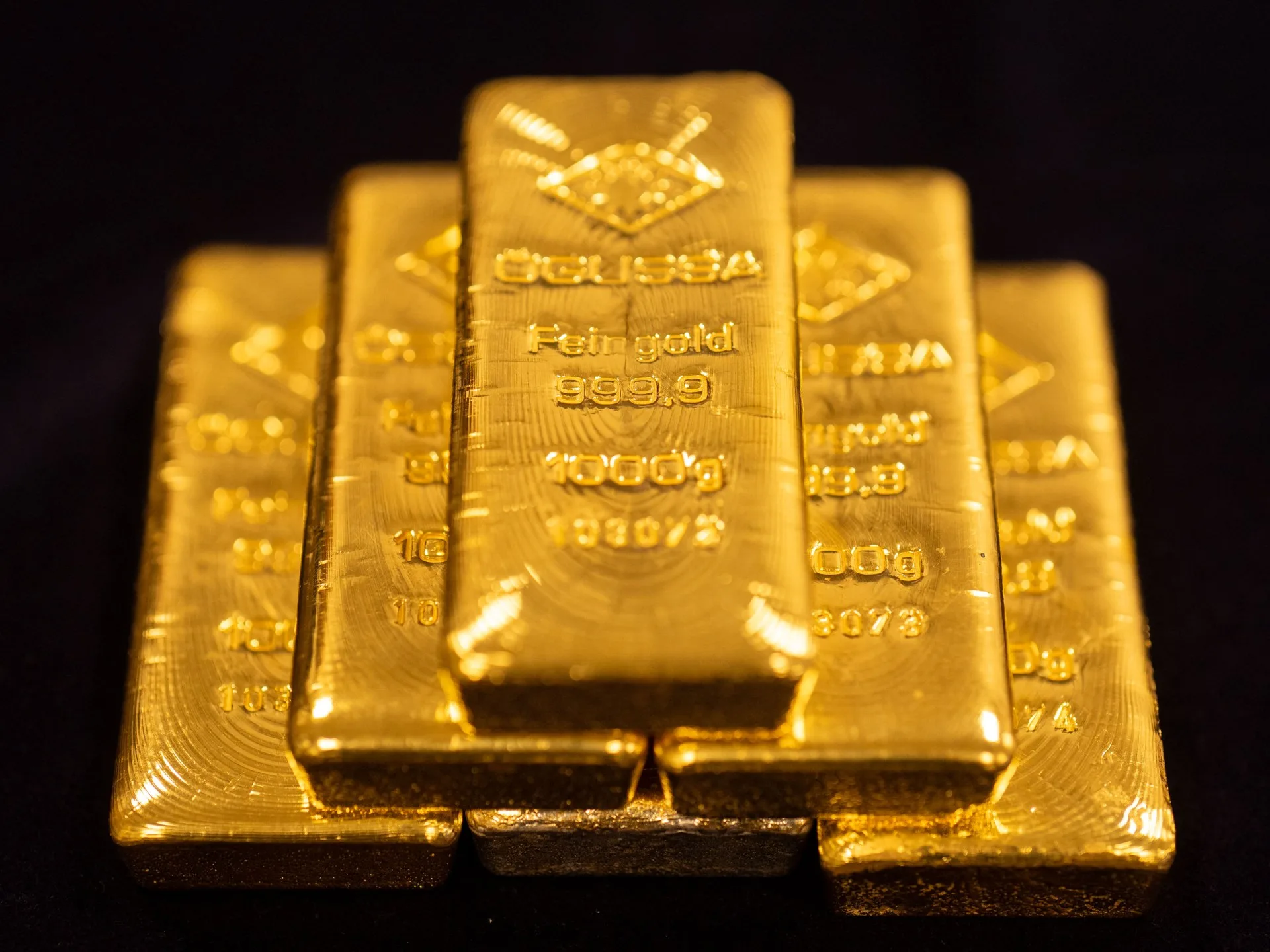 الذهب يهبط 3.3% إلى أدنى مستوى في أكثر من 7 أسابيع مع صعود الدولار
