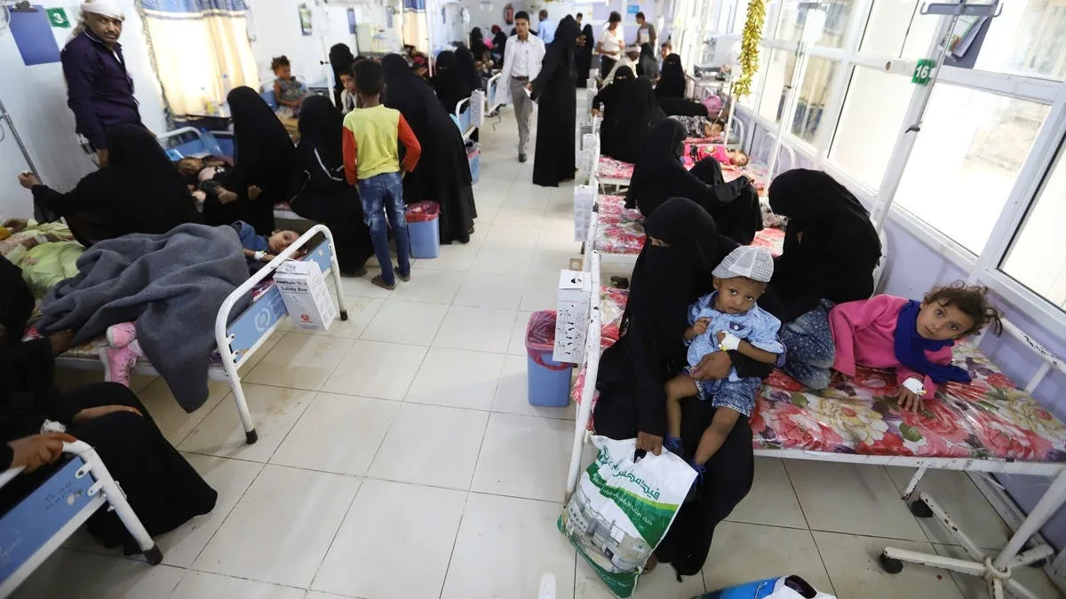 سلطة الحديدة تتهم الحوثيين بنهب منشآت طبية وإغاثية في الخوخة