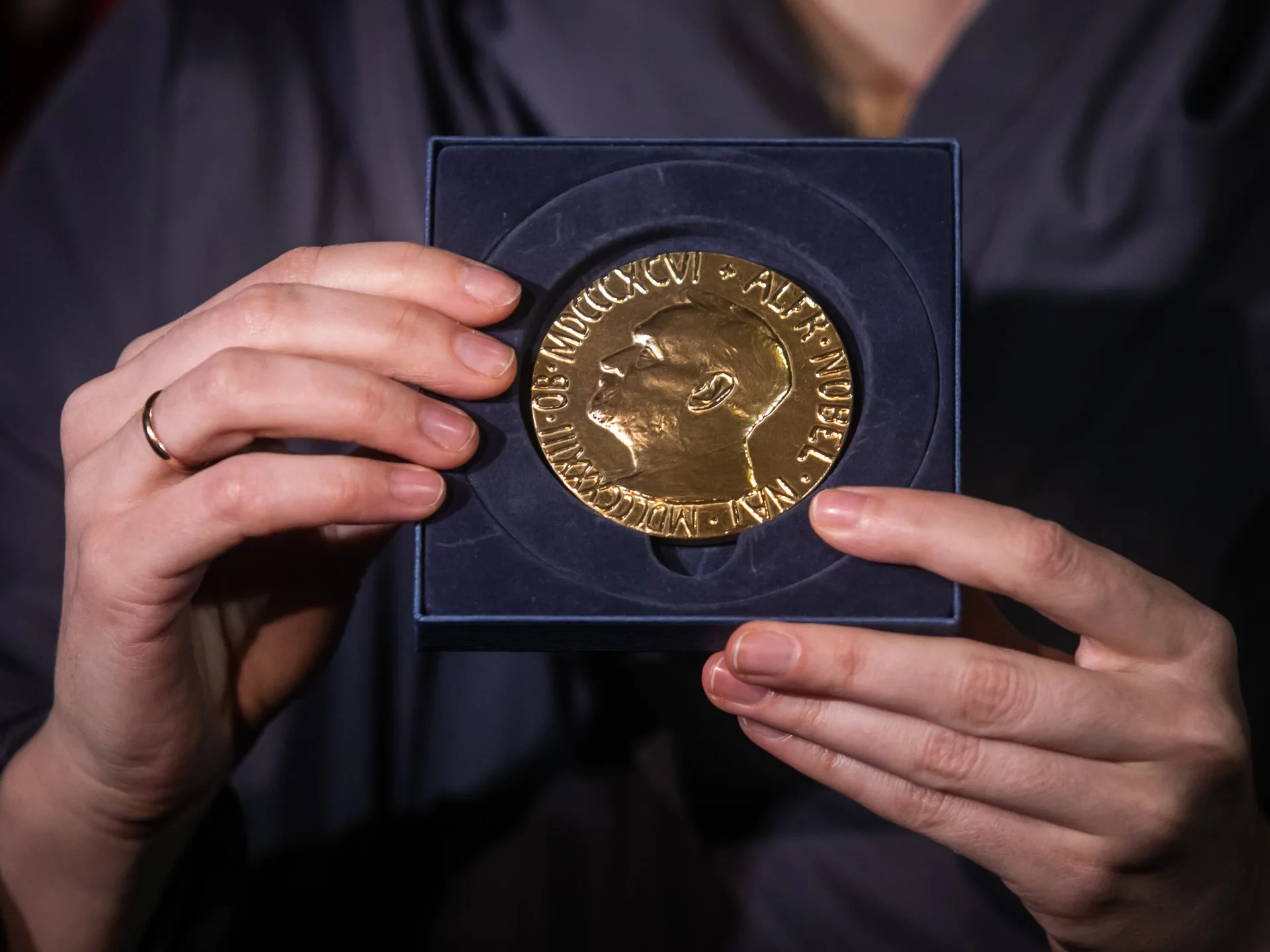 خمسة علماء يتصدرون توقعات نوبل للفيزياء لعام 2026