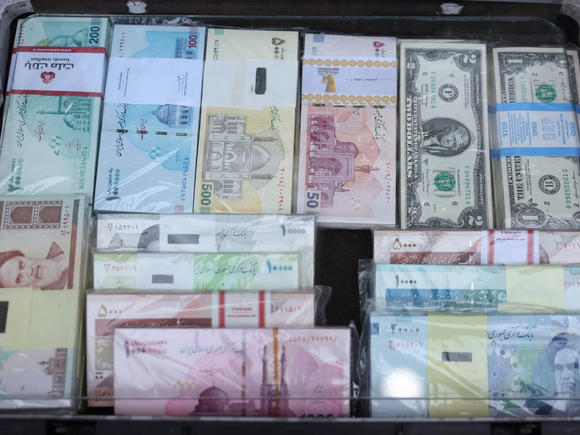 Le rial iranien atteint un niveau record de faiblesse face au dollar