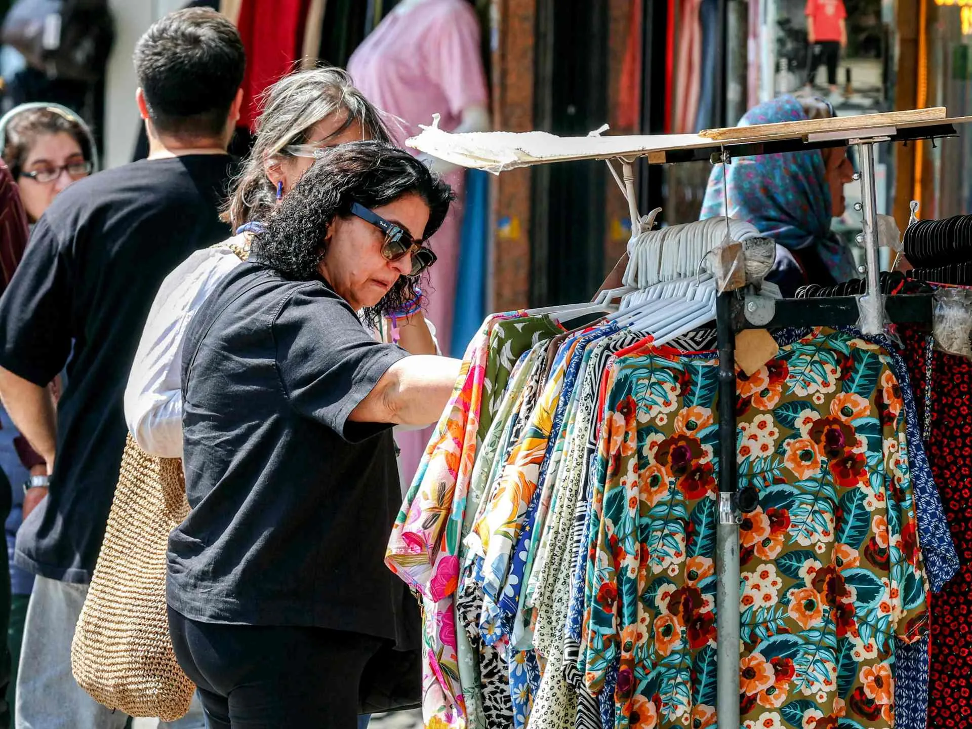 La guerre contre l’Iran renchérit les vêtements: la pression sur les prix gagne les magasins