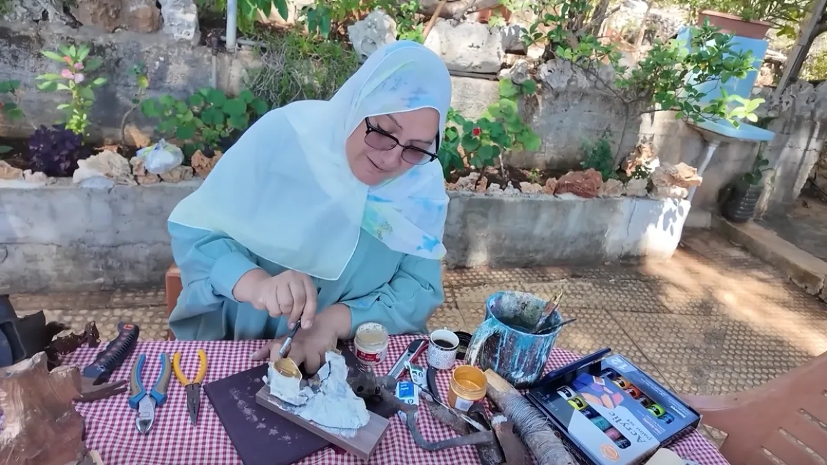 لينا جوني تحوّل شظايا الحرب في جنوب لبنان إلى أعمال فنية